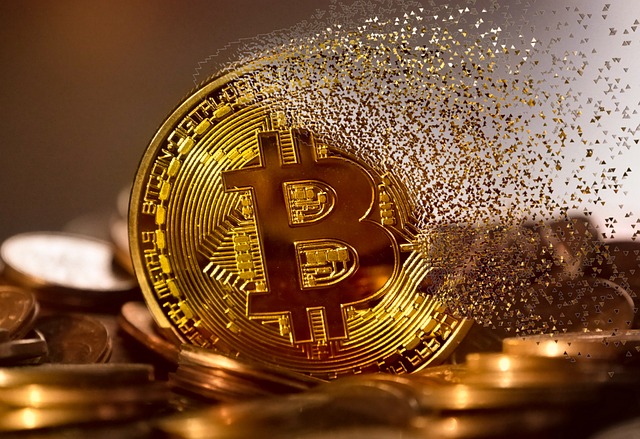 Digitale munt op een futuristische achtergrond, symboliseert smart contracts in actie.